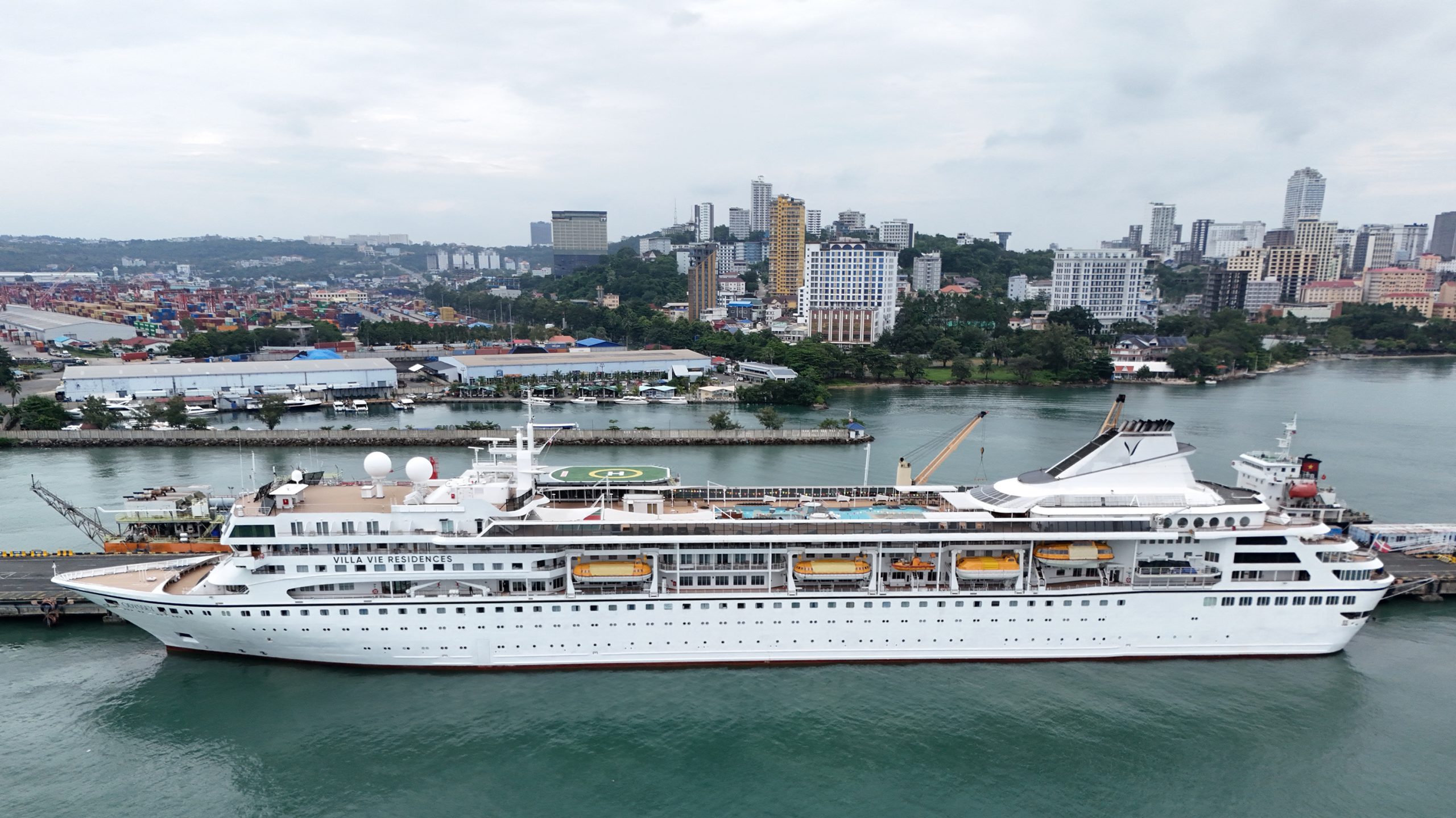 US cruise ship strands over 200 passengers because it can't afford fuel — Manhasset Community news